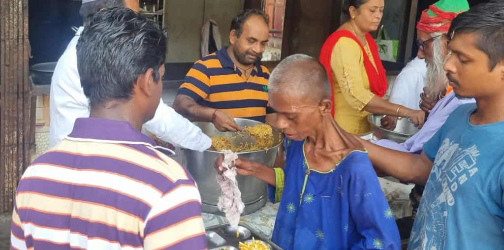 Ek hath madaticha helping elderly people with food